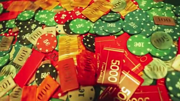 Фишки Игры Покер Разбросанные Концепции Игровой Зависимости Зеленым Столом — стоковое видео