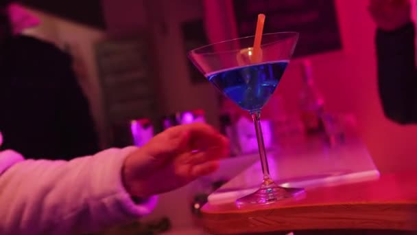 Bicchiere Cocktail Sul Bancone Del Bar — Video Stock