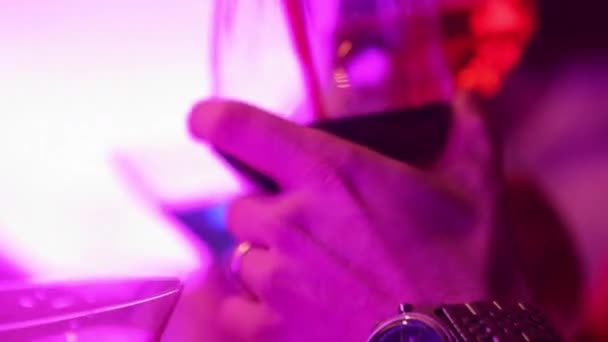 Friends Hold Vibrant Coloured Cocktail Glasses Straw Dim Light Nightclub — Stok video