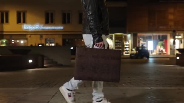 Ένας Άντρας Μαύρο Μπουφάν Περπατάει Στο Δρόμο Ένα Χαρτοφύλακα Γεμάτο — Αρχείο Βίντεο