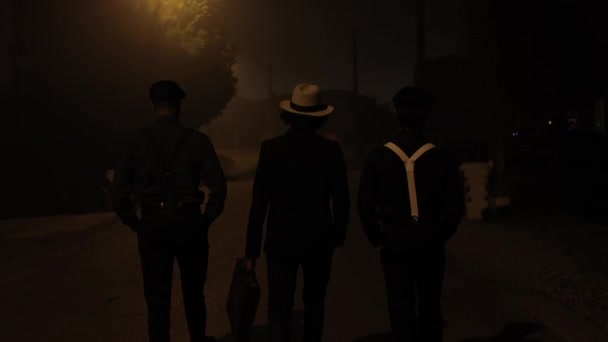 Three Gangsters Walk Street Night One Them Carries Briefcase Hand — Vídeos de Stock