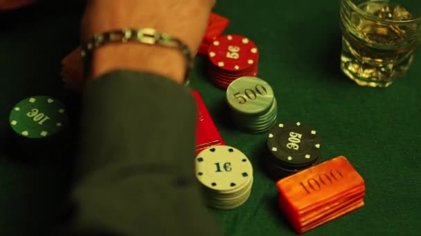 Фишки Покера Аккуратно Сложены Зеленом Текстурированном Столе Основное Внимание Уделяется — стоковое видео
