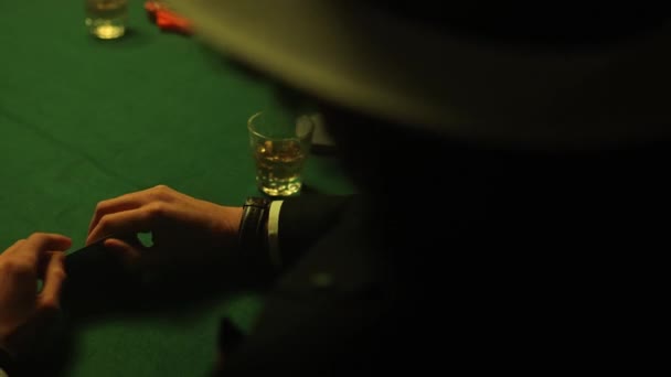 Покерные Карты Руках Стаканом Виски Фишками Покера Разбросанными Зеленом Столе — стоковое видео