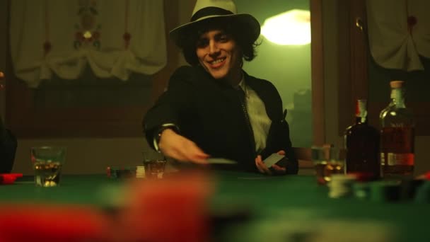 美孚在会员之间分发扑克卡 以便在夜总会开始玩扑克游戏 — 图库视频影像