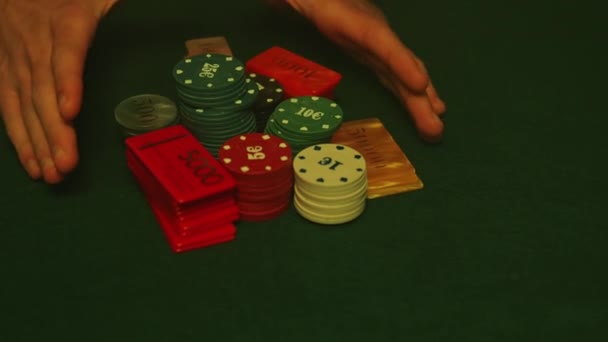 Напряженная Игра Покер Игроки Толкают Свои Фишки Высоких Ставок Ставку — стоковое видео