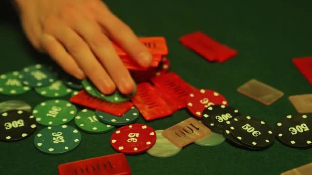Покер Фишки Сложены Зеленый Текстурированный Стол Дым Сигар Заполняет Комнату — стоковое видео