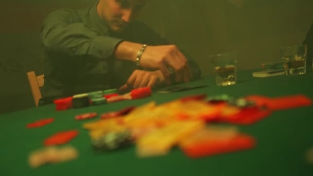 Пьяный Игрок Покер Пьет Виски Проверяет Свои Карты Сигнализирует Олл — стоковое видео