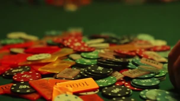 Хаотическая Сцена Игры Покер Разбросанными Фишками Столе Намекающими Высокие Ставки — стоковое видео