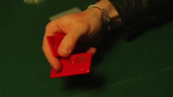 扑克牌手在桌上一个接一个地打出三块扑克牌 — 图库视频影像