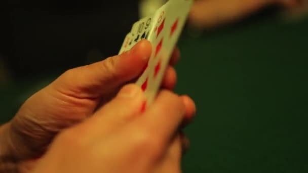 男人的手洗牌 赌博策略和纸牌游戏的概念 — 图库视频影像