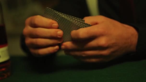 男人的手洗牌 赌博策略和纸牌游戏的概念 — 图库视频影像