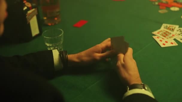 Чоловік Тримає Карти Покеру Розкидані Його Руці Обличчя Карт Видно — стокове відео