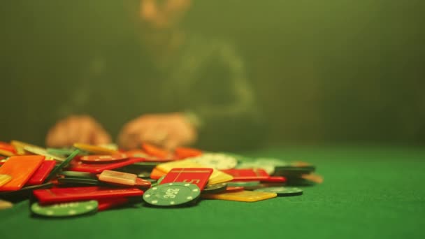 テーブルの上に散在するチップとポーカーゲームの混沌としたシーン高ステークスでヒント — ストック動画