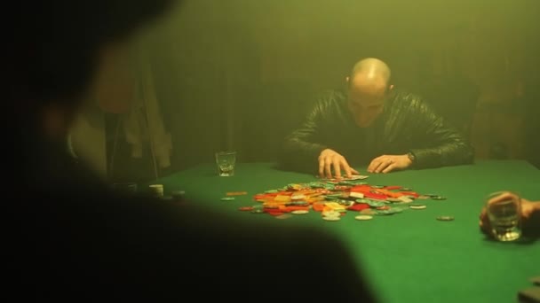 Возбужденный Игрок Покер Выигрывает Игру Показывает Карты Принимает Фишки Покера — стоковое видео