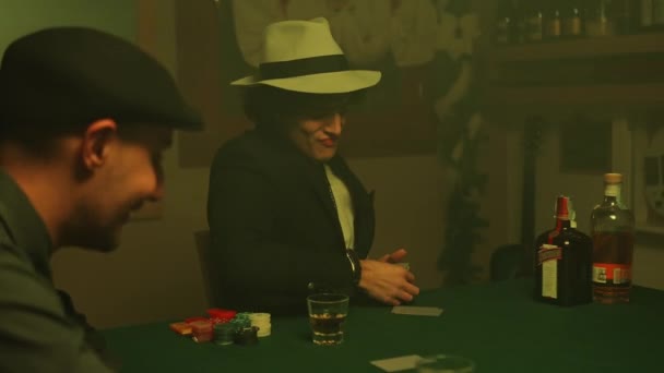 2023年1月17日 美国纽约 一个手握扑克牌的扑克玩家的密集射击 他自信地把它们放在桌上 玩家的面部表情 传达出一种狡猾和欺骗的感觉 — 图库视频影像