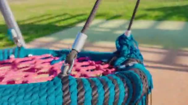 公園で空のスイング移動 失われた子供時代のシンボル — ストック動画