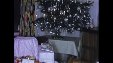 Rimini, İtalya Haziran 1975: 70 'lerde dekore edilmiş bir Noel ağacı ve hediyeleriyle oturma odasının bu klasik görüntüleriyle geçmiş Noel anılarını yeniden yaşayın