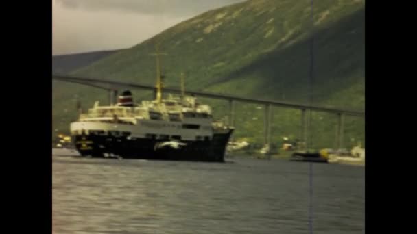 デンマークのコペンハーゲン1968年5月 60年代の賑やかなデンマークの港でボートのこの歴史的な映像と記憶の車線を旅する — ストック動画