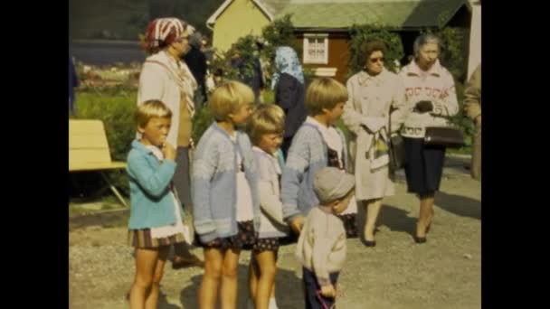 丹麦哥本哈根1968年 用一组60年代在户外玩耍和享受的丹麦儿童的这段历史镜头来重新唤起人们对童年的记忆 — 图库视频影像
