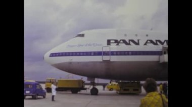 Miami, ABD Haziran 1979: 1970 'lerde bir Pan Amerikan Havayolları uçağına binenleri gösteren tarihi bir video