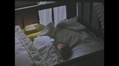 ThiMister-Clermont, Belçika Mayıs 1970: 1970 'lerde yeni doğan bir bebek ve aile anılarını gösteren tarihi bir video.