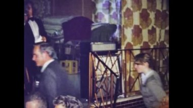 Berlin, Almanya 1975: 1970 'lerde bir restoranda yemek yiyen insanları gösteren tarihi bir video