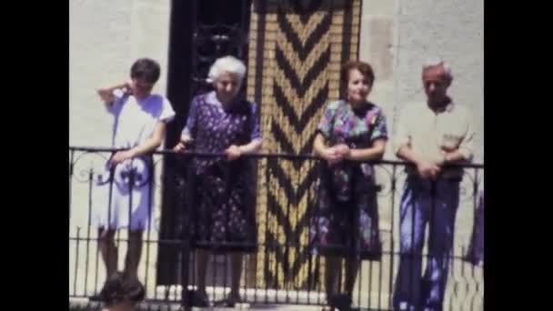 Этом Винтажном Видео Запечатлена Группа Пожилых Людей Общающихся 1970 Годах — стоковое видео