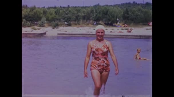 Pakostan Hırvatistan Mayıs 1968 Lerdeki Aile Plaj Tatillerinin Altın Anlarını — Stok video
