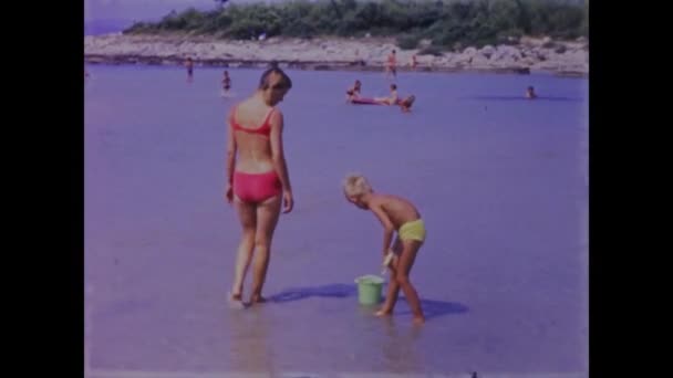 Pakostan Hırvatistan Mayıs 1968 Lerdeki Aile Plaj Tatillerinin Altın Anlarını — Stok video