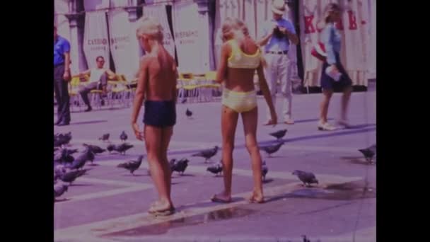 Venetsia Italia Toukokuu 1968 Tämä Historiallinen Video Kuvaa Perhematkaa Venetsiaan — kuvapankkivideo