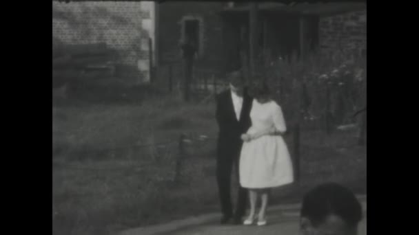 Thimister Clermont Belgie May 1970 Historické Video Představující Romantickou Procházku — Stock video