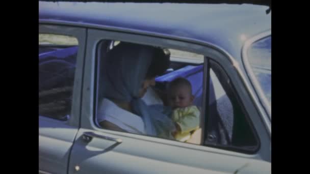 ベルギー ティミスター クレルモン1970年5月 1970年代のロードトリップで母親と新生児を紹介する歴史的なビデオ — ストック動画