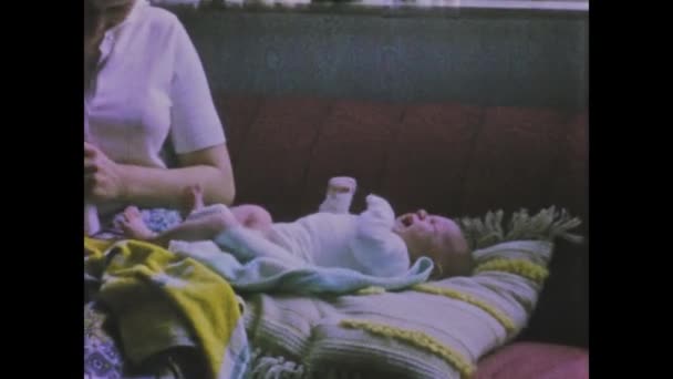 ベルギー ティミスター クレルモン1970年5月 1970年代に哺乳瓶で赤ちゃんを養う母親の歴史的な映像 — ストック動画