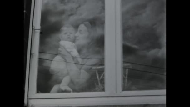 Thimister Clermont Belçika 1970 1970 Lerde Bebeğini Pencerede Tutan Bir — Stok video