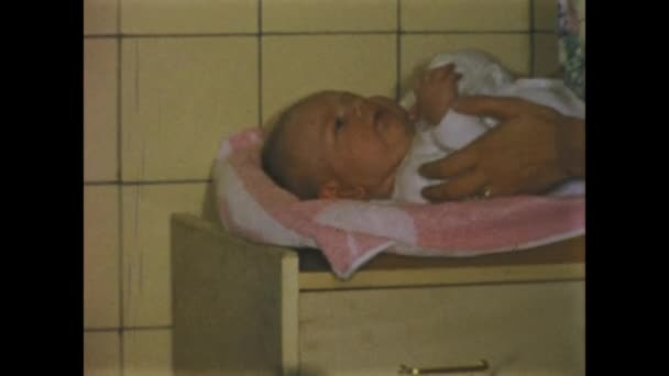 Тимистер Клермон Бельгия Май 1970 Историческое Видео Демонстрирующее Новорожденного Ребенка — стоковое видео