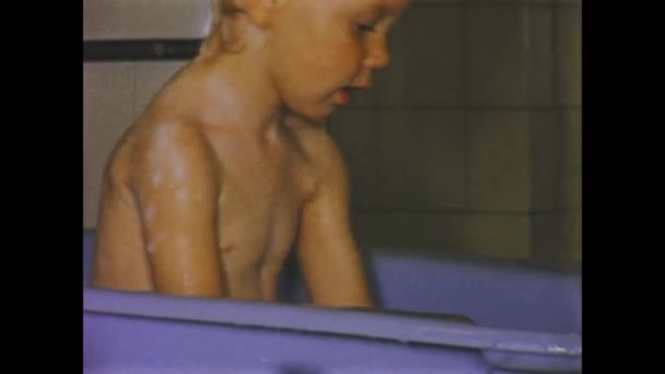 齐米斯特 克莱蒙特 Belgium可能是1970年 20世纪70年代一个金发小女孩洗澡时间和回忆的历史片段 — 图库视频影像