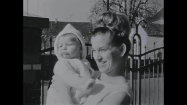 Thimister Clermont Belgium Може 1960 Історичний Запис Маленької Дівчинки Яка — стокове відео