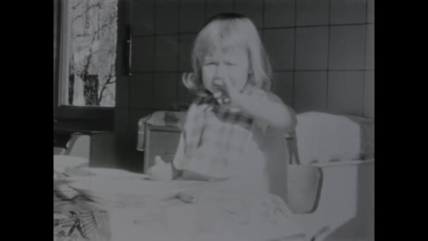 Тимистер Клермон Бельгия Май 1960 Исторические Кадры Маленькая Девочка Обедает — стоковое видео