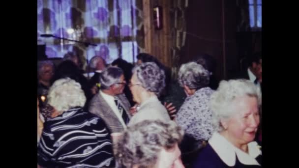1975 1970 대식당에서 사람들 식사하는 모습을 역사적 비디오 — 비디오