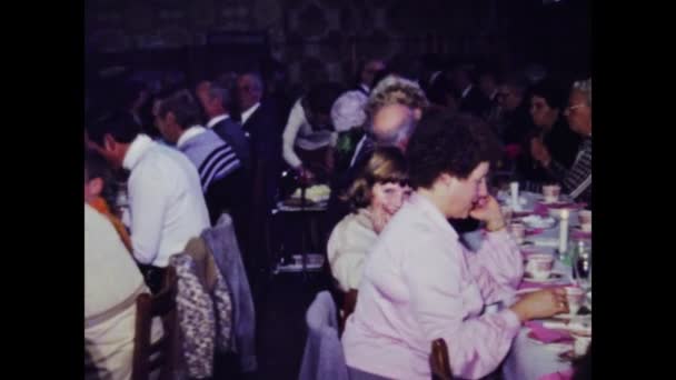 Берлін Німеччина 1975 Історичне Відео Якому Люди Обідають Ресторані 1970 — стокове відео