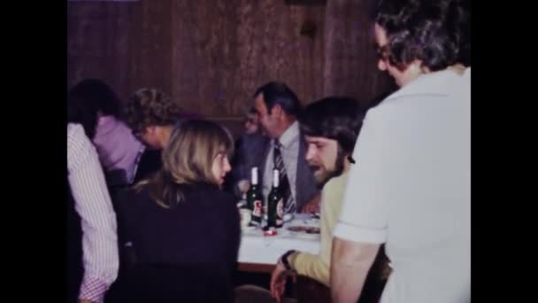Берлин Германия Май 1975 Историческое Видео Люди Обедают Ресторане 1970 — стоковое видео
