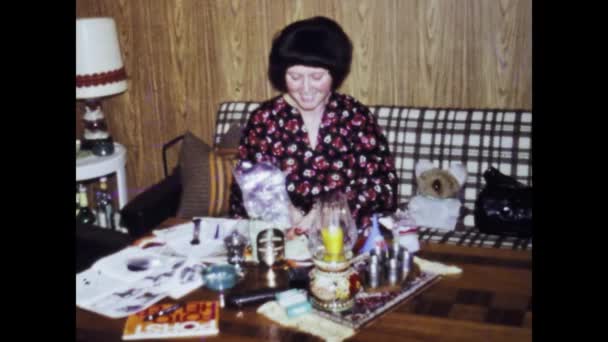 Dolomiten Italien Juni 1975 Frau Sitzt Den 70Er Jahren Hause — Stockvideo