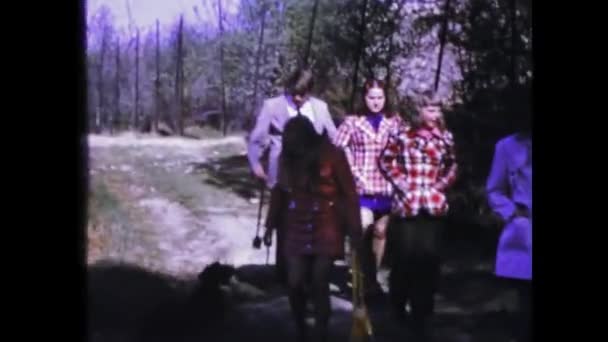 1975年5月イタリア ドロミテ 1970年代の田舎道を歩く人々を示す歴史的なビデオ — ストック動画