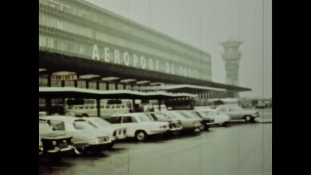 1970年法国巴黎行军 1970年代巴黎机场外部的历史录像 — 图库视频影像