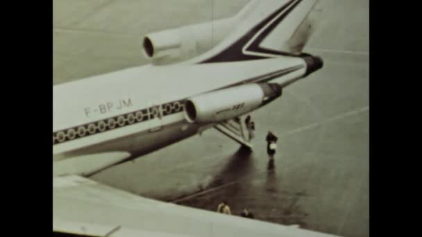 Paris France March 1970 Historical Video Showcasing People Exiting Airplane — Stockvideo