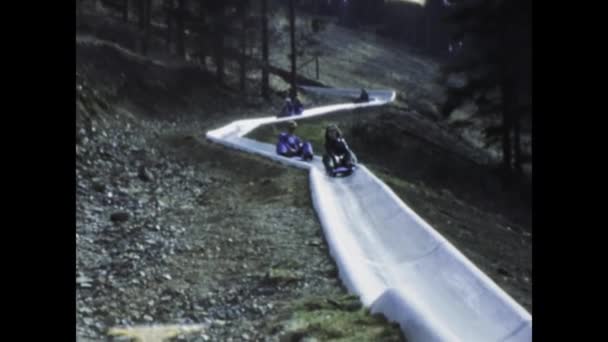 1975年 昭和50年 5月イタリア ドロミテ 1970年代に山の滑り台を滑り降りるのが楽しかった歴史的な映像 — ストック動画