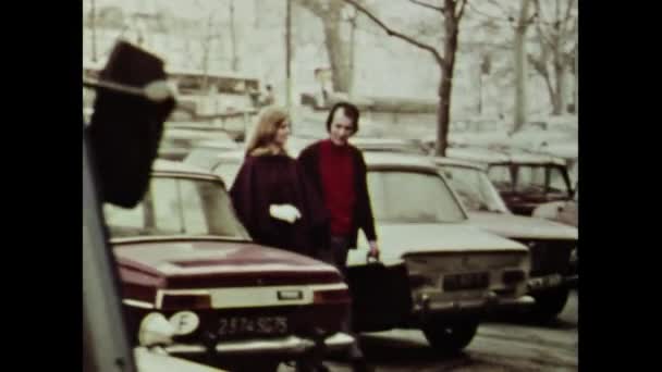 Paris Frankrike Mars 1970 Nostalgisk Video Ett Par Förälskade Reser — Stockvideo