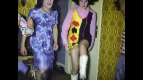 ベルリン ドイツ1975年3月 1970年代に人々が踊っている仮面のホームパーティーのヴィンテージで懐かしいビデオ — ストック動画