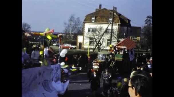 Berlín Alemania Marzo 1975 Video Histórico Bullicioso Desfile Carnaval Callejero — Vídeo de stock