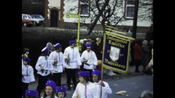Berlín Alemania Marzo 1975 Video Histórico Bullicioso Desfile Carnaval Callejero — Vídeo de stock